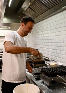 Chef Hicham vult het wafelijzerfoto © LekkerAntwerpen.be 2024