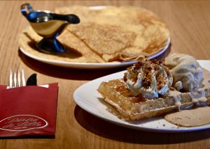 Wafel en pannenkoek 'Désiré de Lille' met laquemantsaus foto © LekkerAntwerpen.be 2024