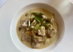 Kalfsblanquette met champignons, prei, selder, wortel en zilveruitjes.foto © LekkerAntwerpen.be 2024