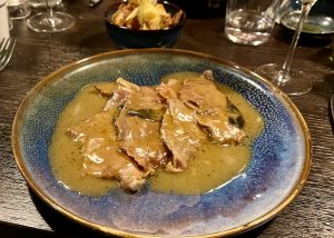 Een klassieker op de menukaart: Saltimbocca a la Romana.foto © LekkerAntwerpen.be 2024