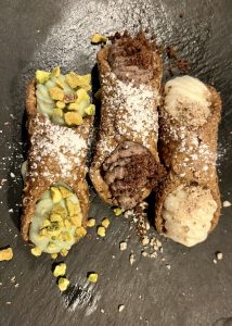 Trio van Siciliaanse cannoli bij Reginella op de Grote Markt in Antwerpen.foto © LekkerAntwerpen.be 2024