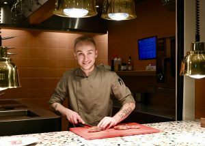 Chef Dylan Sevenans aan het werk in de keuken.foto © LekkerAntwerpen.be 2025